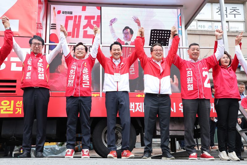 장동혁 국민의힘 대표가 6·3 지방선거 공식 선거운동이 시작된 21일 충남 공주시 공주산성시장을 찾아 윤용근 충남 공주시부여군청양군 국회의원 후보, 최원철 공주시장 후보와 함께 시민들에게 지지를 호소하고 있다. 2026.5.21 ⓒ 뉴스1 신웅수 기자