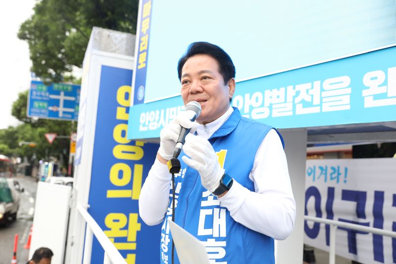 최대호 후보가 명품 도시 안양을 외치며 지지를 호소하고 있다. 선거사무소 제공