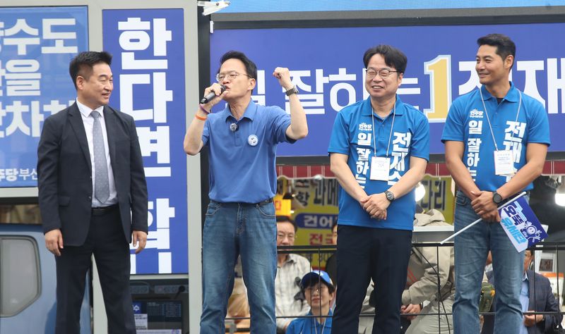 박주민 더불어민주당 오뚝유세단 단장이 6·3 지방선거 및 국회의원 재보궐선거 공식 선거운동 첫날인 21일 오후 부산 부산진구 부전역 앞에서 열린 전재수 부산시장 후보 출정식에서 지원유세를 하고 있다. 2026.5.21 ⓒ 뉴스1 윤일지 기자