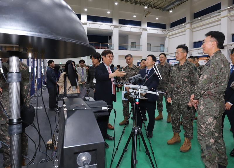 21일 오후 육군 제55보병사단에서 개최된 2026년 제3차 첨단국방 피치데이 행사에서 전준범 국방부 국방인공지능기획국장을 비롯한 군 관계자들이 민간 업체의 기술과 제품에 대해 설명을 듣고 있다. 국방부 제공