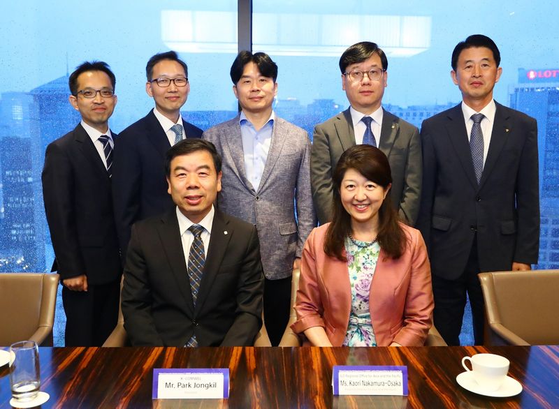 박종길 근로복지공단 이사장(앞줄 왼쪽)이 지난 20일 서울 중구 로얄호텔에서 가오리 나카무라 오사카 국제노동기구(ILO) 아태지역 사무소장(앞줄 오른쪽) 등 관계자들과 기념촬영을 하고 있다. 근로복지공단 제공