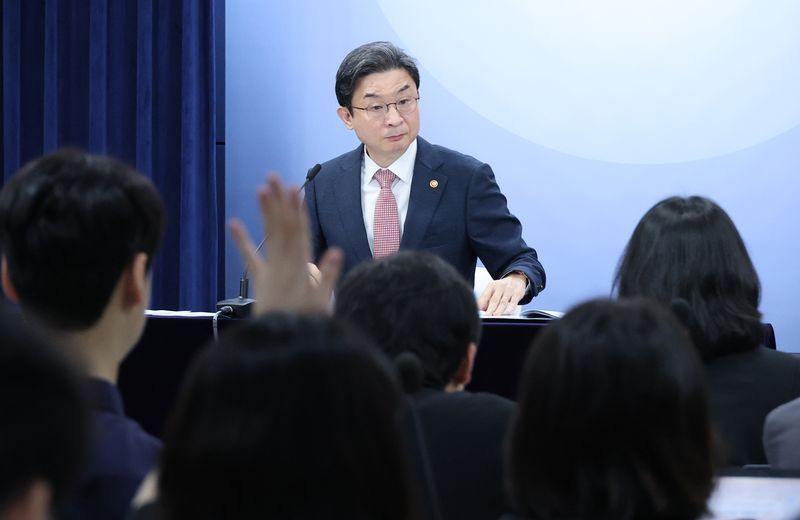 이억원 금융위원장이 21일 서울 종로구 정부서울청사에서 열린 기자간담회에서 질문을 받고 있다. 연합뉴스