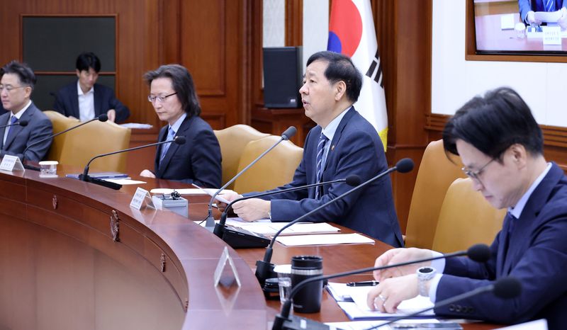 민생물가 특별관리 TF회의 주재하는 구윤철 부총리 구윤철 경제부총리 겸 재정경제부 장관(오른쪽 두번째)이 21일 오전 정부서울청사에서 김정관 산업통상부 장관(오른쪽 첫번째), 주병기 공정거래위원장(오른쪽 세번째) 등이 참석한 가운데 민생물가 특별관리 태스크포스(TF) 회의 겸 대외경제장관회의를 주재하고 있다. 연합뉴스