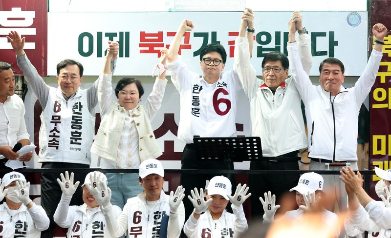 [부산=뉴시스] 김진아 기자 = 제9회 전국동시지방선거 및 국회의원 재·보궐선거의 공식 선거운동이 시작된 21일 한동훈(가운데) 무소속 부산 북구갑 국회의원 보궐선거 후보가 부산 북구 구포시장 앞에서 열린 출정식에서 지지를 호소하고 있다. 2026.05.21. bluesoda@newsis.com