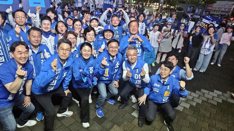 [6·3세종]파란 점퍼·머리띠 두른 지지자… 조상호 이름 '연호'