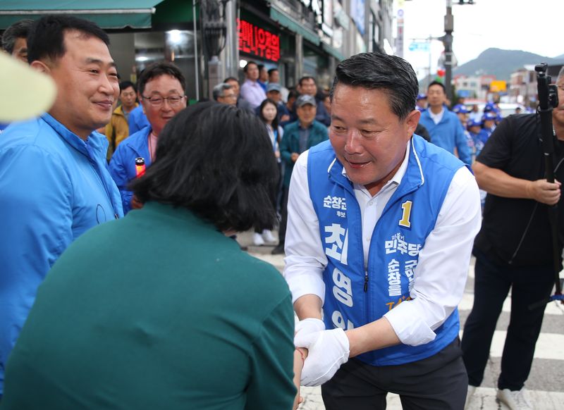 [순창=뉴시스] 김종효 기자 = 6·3지방선거 선거운동 첫날인 21일 순창읍 KT순창지점 앞에서 열린 민주당 후보들의 선거운동 출정식, 최영일 군수후보가 유권자들과 인사를 나누고 있다. 2026.05.21. kjh6685@newsis.com