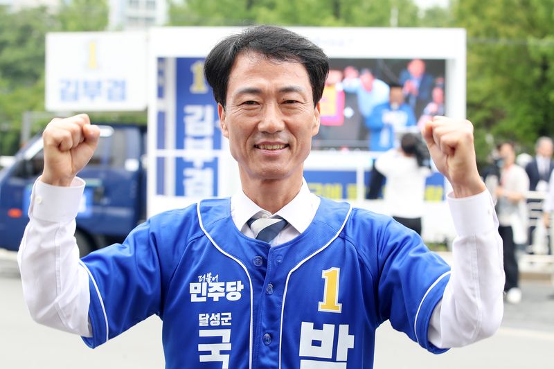 대구 달성군 국회의원 보궐선거에 출마한 박형룡 더불어민주당 후보가 21일 달성군 화원전통시장을 찾아 지지를 호소하고 있다. 2026.5.21 ⓒ 뉴스1 공정식 기자