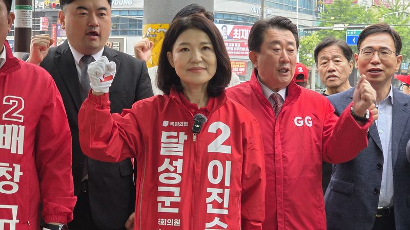 대구 달성군 국회의원 보궐선거에 출마한 이진숙 국민의힘 후보가 21일 대구도시철도 2호선 대실역에서 출정식을 열고 시민들에게 지지를 호소하고 있다.2026.5.21 ⓒ 뉴스1 이성덕 기자