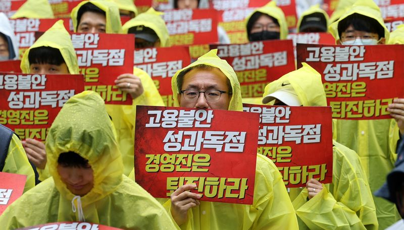 전국화학섬유식품산업노동조합 카카오지회(크루유니언) 조합원들이 20일 경기 성남시 판교역 광장에서 열린 결의대회에서 고용 안정 보장 등을 촉구하고 있다. 카카오 노동조합은 임금교섭 결렬의 책임을 경영진에 묻겠다며 대규모 결의대회를 진행했다. 2026.5.20 ⓒ 뉴스1 박지혜 기자