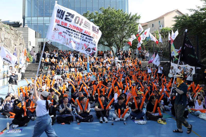민주노총 화학섬유식품노조 넥슨지회 네오플분회 소속 네오플 본사 조합원들이 25일 오후 제주시 노형동 네오플 본사에서 총파업 결의대회를 하고 있다. 2025.6.25 ⓒ 뉴스1 오미란 기자