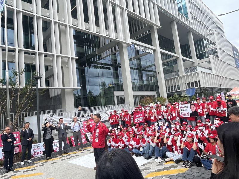 윤호상 서울시교육감 후보가 21일 서울 용산구 서울시교육청 앞에서 6·3 서울시교육감 선거 출정식을 열고 지지를 호소하고 있다.(윤호상 후보 캠프 제공)