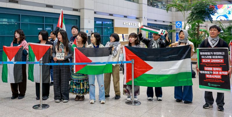 팔레스타인 해방을 위한 항해 한국본부(KFFP) 활동가들이 22일 인천국제공항 1터미널에서 이스라엘군에 나포됐던 김아현씨와 김동현씨의 귀국을 환영하고 있다. 뉴스1