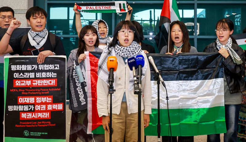 팔레스타인 해방을 위한 항해 한국본부(KFFP)가 22일 인천국제공항 1터미널에서 이스라엘군에 나포됐던 김아현씨와 김동현씨 석방에 관해 입장을 밝히고 있다.뉴스1