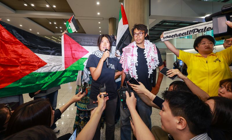 이스라엘군에 나포됐던 활동가 김아현(활동명 해초)씨와 김동현씨가 22일 인천국제공항 1터미널을 통해 귀국해 인터뷰를 하고 있다. 2026.5.22/뉴스1 /사진=뉴스1화상
