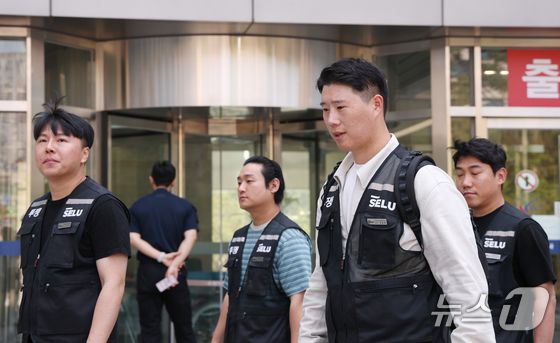 최승호 초기업노조 삼성전자지부 위원장이 13일 경기 수원시 영통구 수원지방법원에서 열린 삼성전자 노조 위법 쟁의행위 금지 가처분 신청 2차 심문을 마치고 나오고 있다. 2026.5.13/뉴스1 김영운 기자