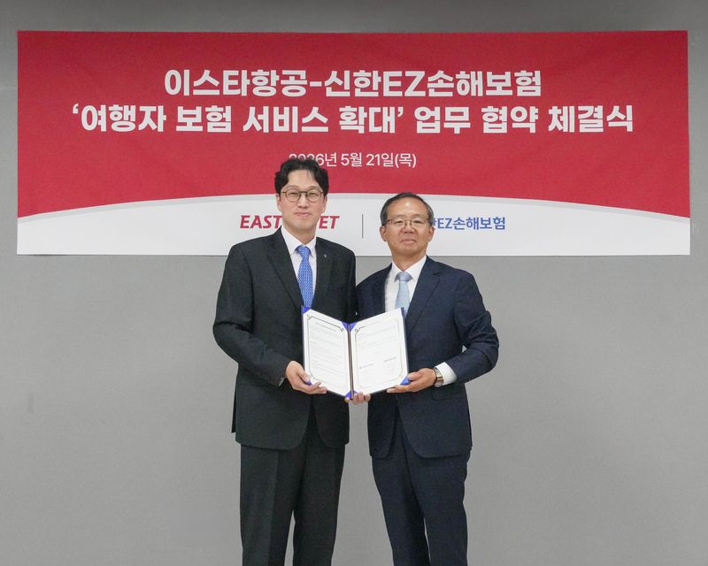 조중석 이스타항공 대표(오른쪽)와 강병관 신한EZ손해보험 대표(왼쪽)가 지난 21일 강서구에 위치한 이스타항공 본사에서 업무협약(MOU)을 체결한 뒤 기념촬영을 하고 있다. 이스타항공 제공