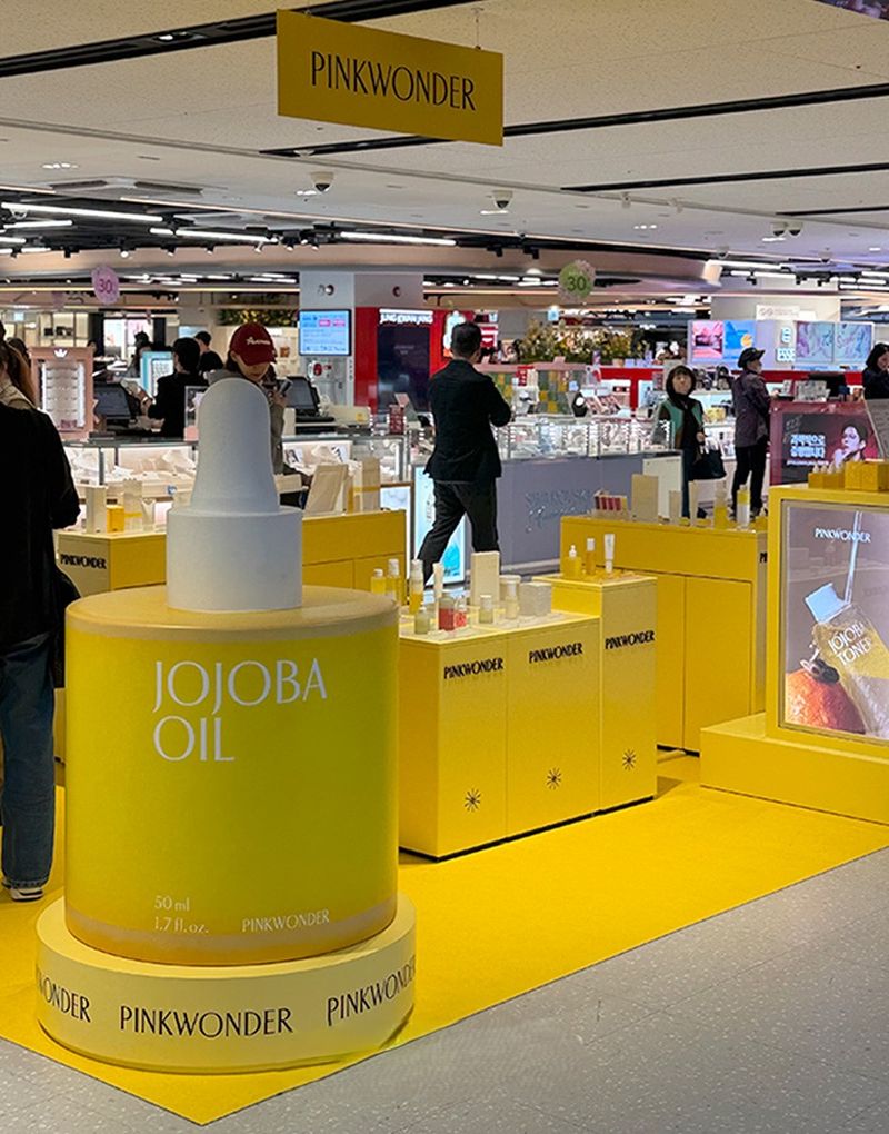 JDC 제주공항 면세점에 마련된 핑크원더 팝업스토어 전경. 핑크원더는 제주공항 면세점 단독 제품과 함께 호호바 기반 스킨케어 제품군을 소개하고 있다. /사진=핑크원더 제공