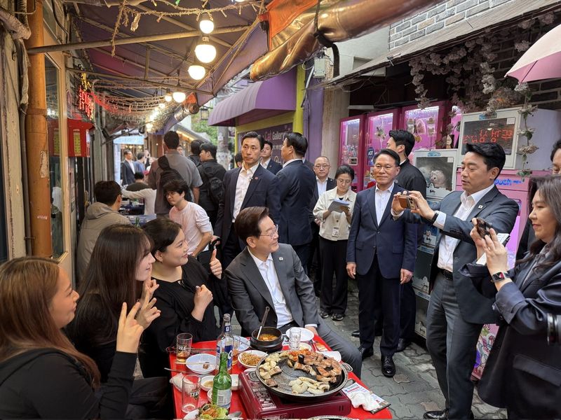 시민들과 사진 촬영하는 이재명 대통령 (출처=연합뉴스)