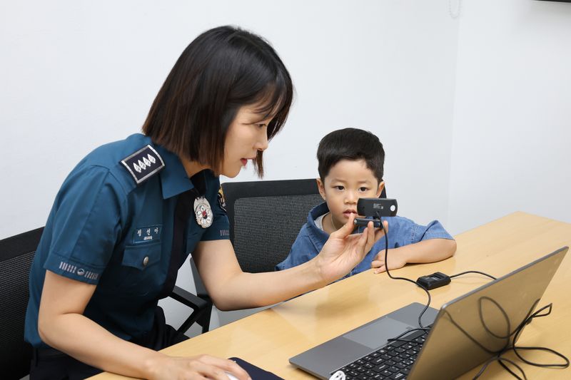 실종 예방 사전등록을 위해 아이 지문과 사진을 등록하는 모습. 전북경찰청 제공