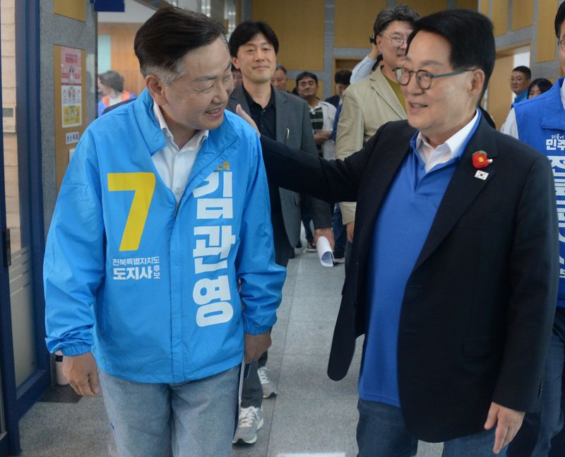 22일 전북특별자치도의회에서 김관영 무소속 전북도지사 후보가 박지원 민주당 국회의원을 우연히 만나 인사 나누고 있다. 뉴시스