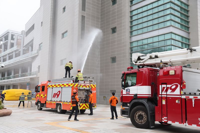 지난 21일 렛츠런파크 부산경남 관람대에서 열린 합동소방훈련 모습. 한국마사회 제공