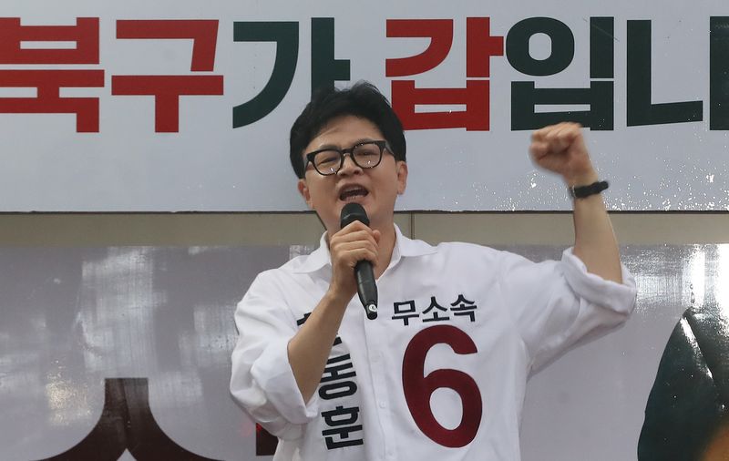 한동훈 무소속 부산 북구갑 국회의원 후보가 공식 선거운동 첫날인 21일 오후 부산 북구 구포시장 인근 쌈지공원에서 열린 출정식에서 유권자들에게 지지를 호소하고 있다. 2026.5.21 ⓒ 뉴스1 윤일지 기자