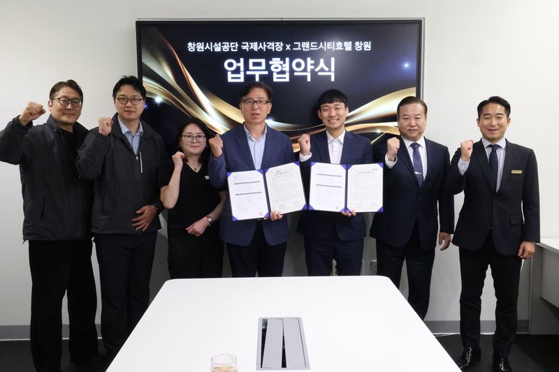 그랜드시티호텔 창원 이은호 대표(왼쪽 다섯번째)와 창원국제사격장 강경환 팀장(왼쪽 네번째) 등 협약식 참석자들이 기념촬영을 하고 있다. 그랜드시티호텔 창원 제공