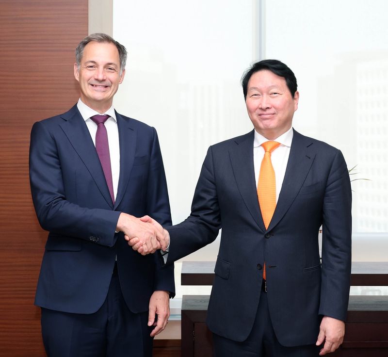 최태원 대한상의 회장(왼쪽)과 알렉산더 더 크루 유엔개발계획(UNDP) 총재가 기념촬영을 하고 있다. 대한상공회의소 제공
