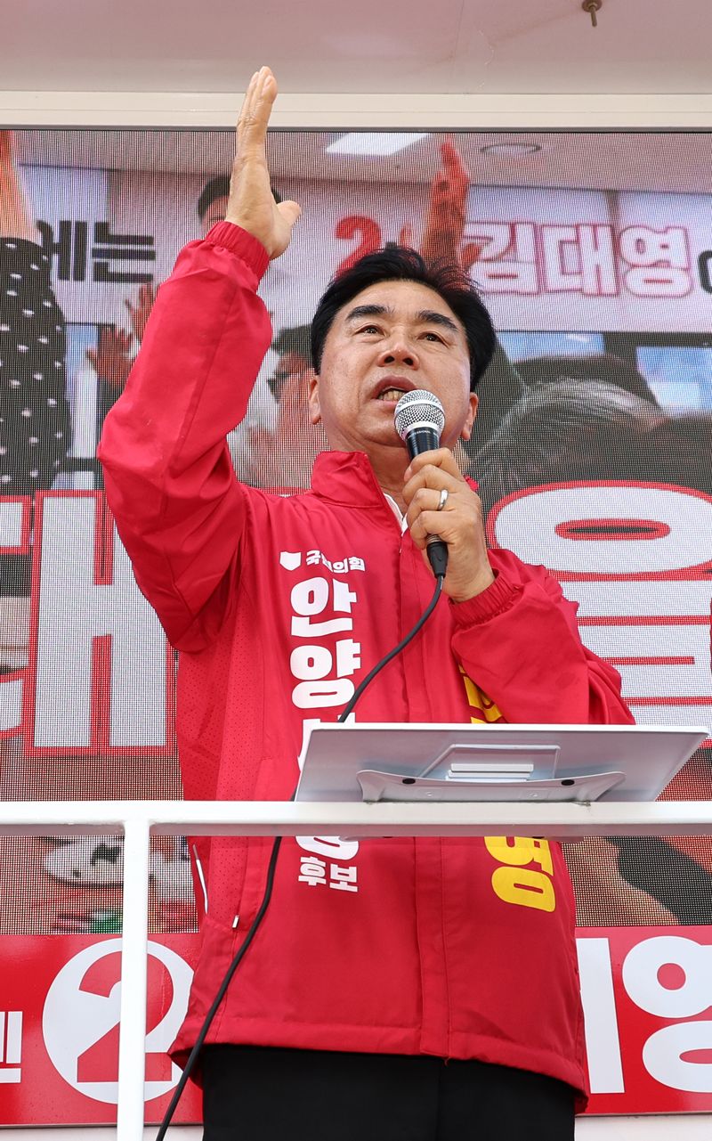 김대영 국민의힘 안양시장 후보가 안양시 동안구 범계사거리에서 연설을 하고 있다. 뉴시스