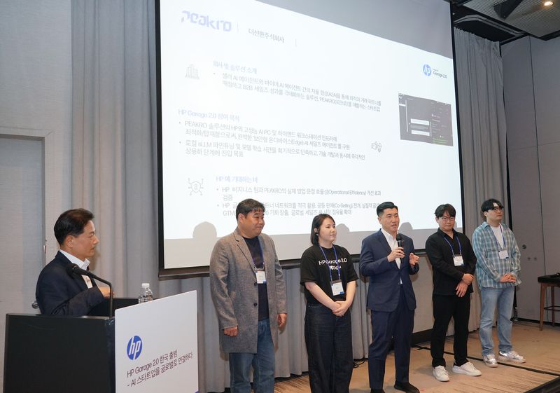 지난 21일 경기 성남시 판교 그래비티 조선 호텔에서 열린 기자간담회에서 열린 HP 개러지 2.0 국내 런칭 라운드테이블에서 강용남 HP코리아 대표가 참여 스타트업을 소개하고 있다. HP코리아 제공