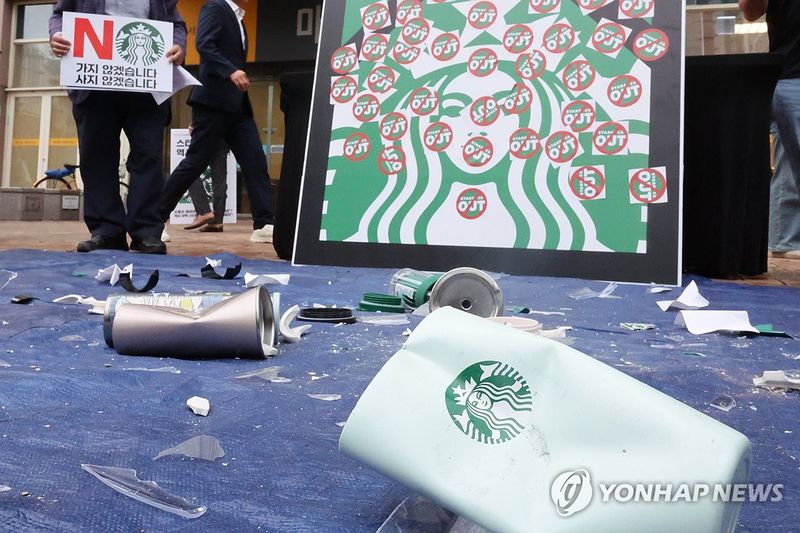 21일 광주 서구 광천동 이마트 광주점 앞에서 열린 스타벅스 코리아 규탄 기자회견에서 스타벅스 텀블러와 컵 등이 깨지고 찌그러진 채로 놓여있다. /사진=연합뉴스