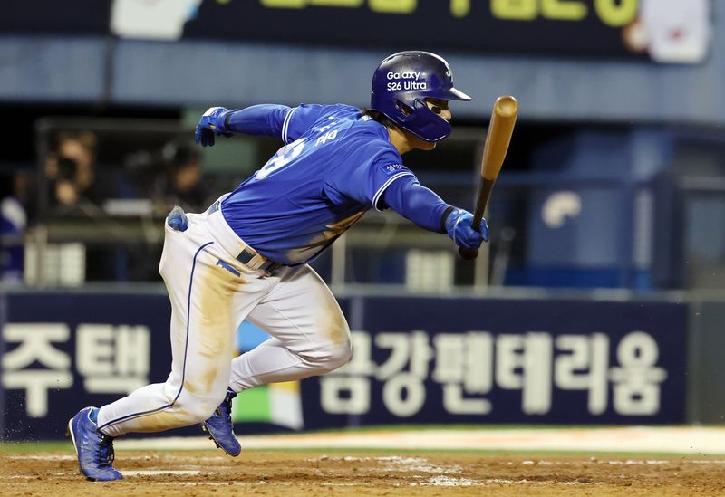 28일 서울 송파구 잠실야구장에서 열린 '2026 신한 SOL KBO리그' 삼성 라이온즈와 두산 베어스의 경기, 삼성 김성윤이 10회초 1사 2루 상황에서 역전 적시타를 치고 있다. 2026.4.28 ⓒ 뉴스1 김진환 기자