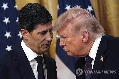 케빈 워시 신임 연준의장(왼쪽)과 트럼프 대통령 (출처=연합뉴스)