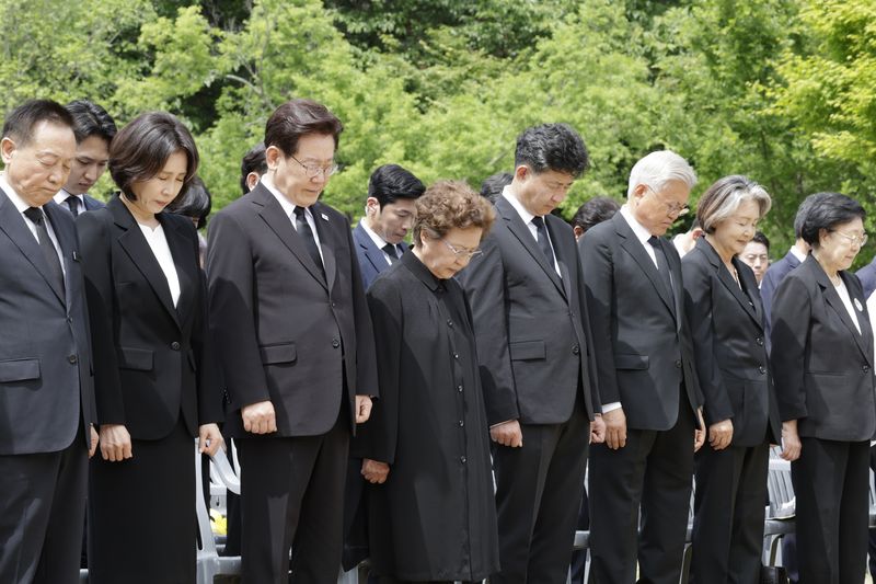이재명 대통령과 김혜경 여사가 23일 경남 김해시 봉하마을에서 열린 故 노무현 전 대통령 서거 17주기 추도식에서 묵념을 하고 있다. 청와대통신사진기자단
