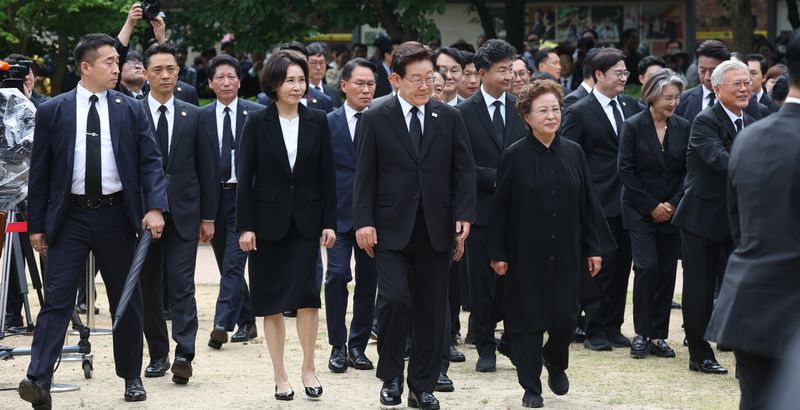 이재명 대통령과 김혜경 여사가 23일 경남 김해 봉하마을에서 열린 고 노무현 전 대통령 서거 17주기 추도식에 참석하고 있다. 뉴시스