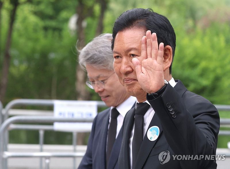 추도식 찾은 정청래 대표 (출처=연합뉴스)