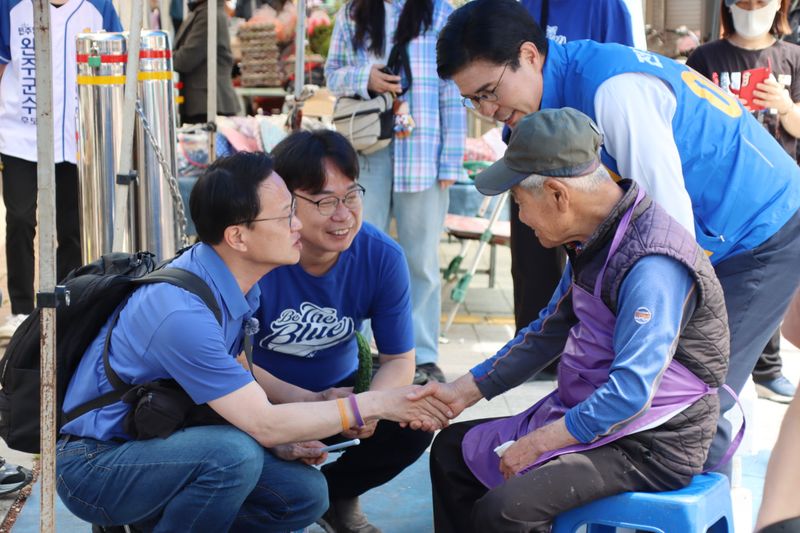 박주민 더불어민주당 의원이 23일 오뚝유세단을 이끌고 전주 신중앙시장을 방문해 민주당 후보 지지를 호소하고 있다. (이원택 선대위제공, 재판매 및 DB금지)2026.5.23 ⓒ 뉴스1 김동규 기자