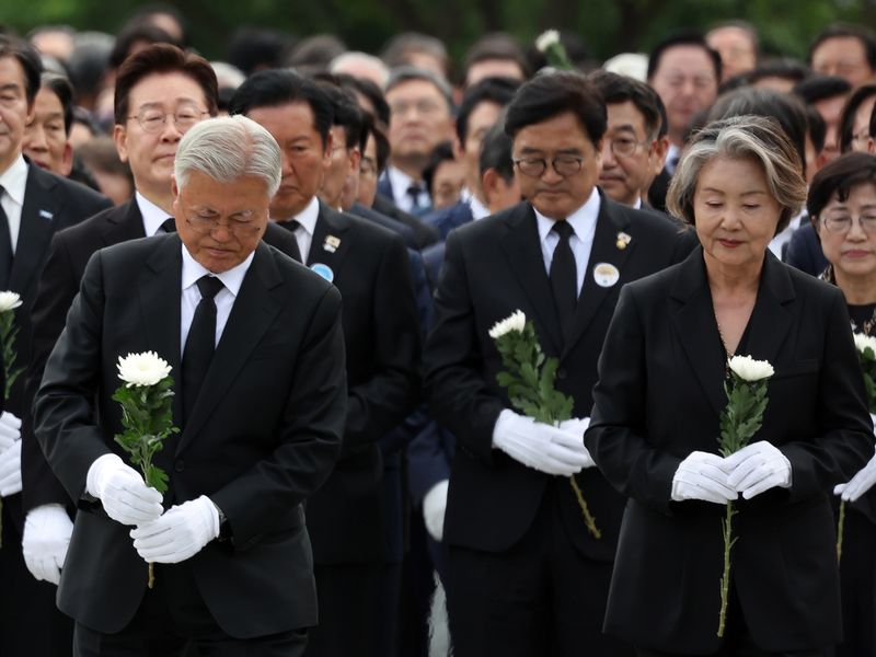 문재인 전 대통령과 김정숙 여사가 23일 경남 김해시 봉하마을에서 열린 노무현 전 대통령 서거 17주기 추도식에서 노 전 대통령 묘소를 참배하고 있다. 2026.5.23 ⓒ 뉴스1 황기선 기자