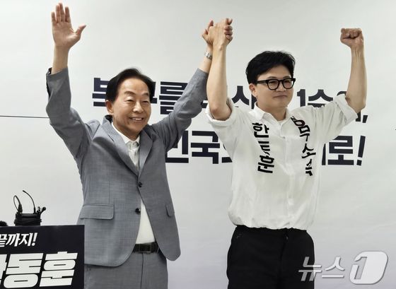 고(故) 김영삼(YS) 전 대통령의 차남인 김현철 김영삼대통령기념재단 이사장이 23일 한동훈 무소속 부산 북구갑 국회의원 보궐선거 후보 지지 선언을 하고 있다. 2026.5.23 ⓒ 뉴스1 손승환 기자