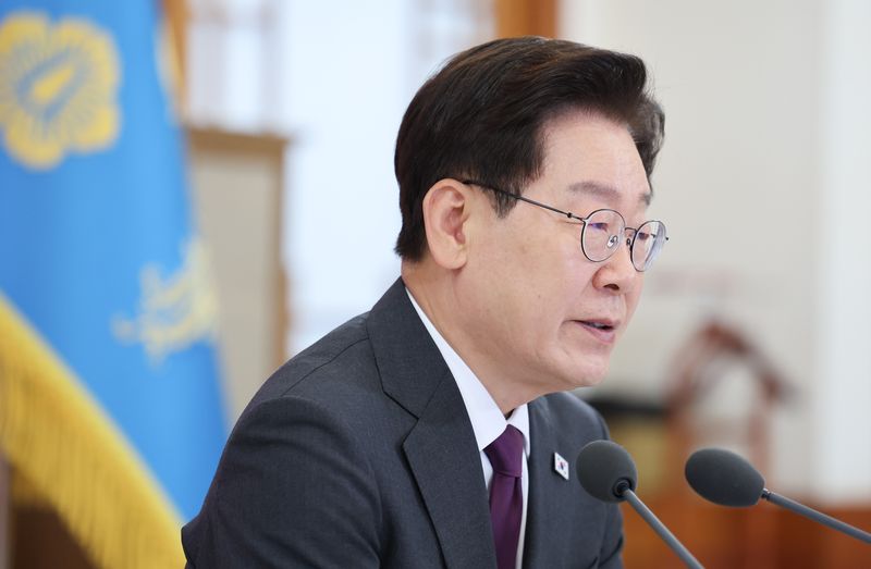 '탱크 데이' 스벅에 분노한 李대통령 "돈 좀 벌겠다고.."