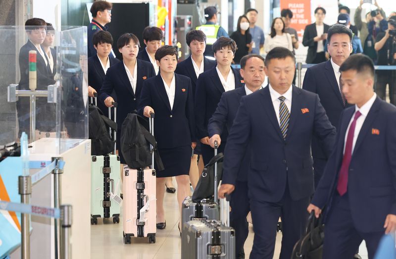 아시아축구연맹(AFC) 여자챔피언스리그 준결승전에 출전하는 북한 여자축구팀 '내고향여자축구단'이 지난 17일 오후 인천국제공항 제1여객터미널로 입국하고 있다. (공동취재) 2026.5.17 ⓒ 뉴스1 임세영 기자