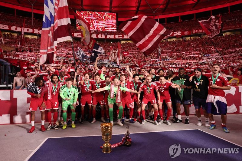 DFB 포컬 우승을 기뻐하는 바이에른 뮌헨 선수들 (출처=연합뉴스)