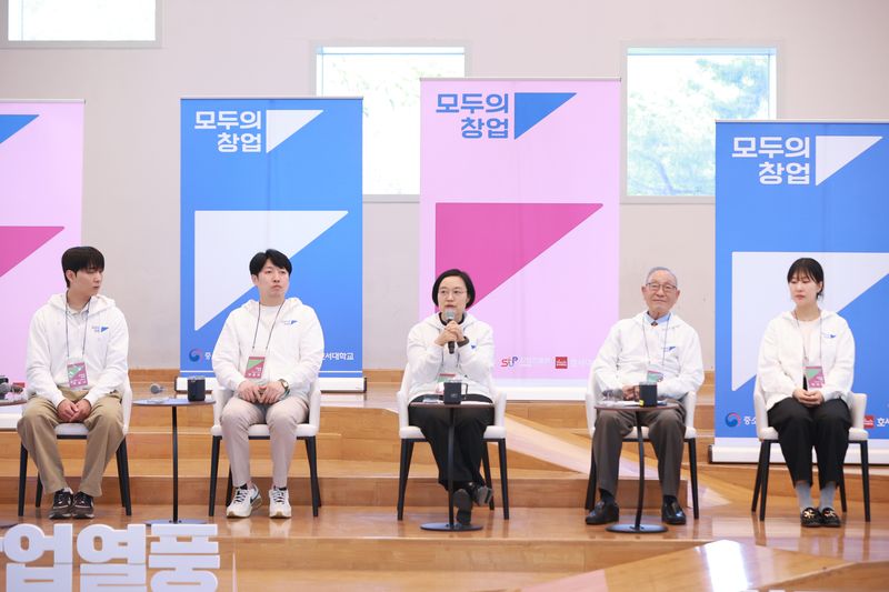 한성숙 중소벤처기업부 장관이 22일 오후 충청남도 아산 호서대학교에서 열린 '모두의 창업 대학생 현장 간담회'에서 인사말을 하고 있다. (중소벤처기업부 제공. 재판매 및 DB 금지) 2026.4.22 ⓒ 뉴스1