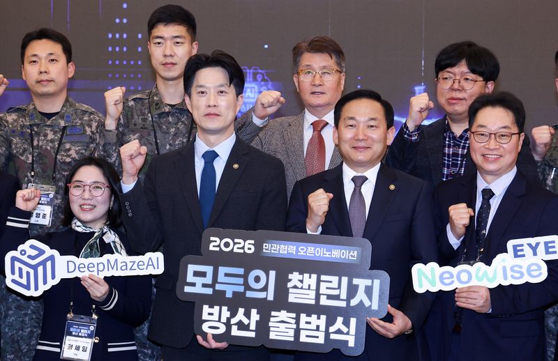노용석 중소벤처기업부 제1차관(앞줄 왼쪽 두 번째), 이두희 국방부 차관(앞줄 왼쪽 세 번째)을 비롯한 참석자들이 8일 오후 서울 용산구 피스앤파크 컨벤션에서 열린 '모두의 챌린지 방산 출범식'에서 기념촬영을 하고 있다. 2026.4.8 ⓒ 뉴스1 임지훈 인턴기자