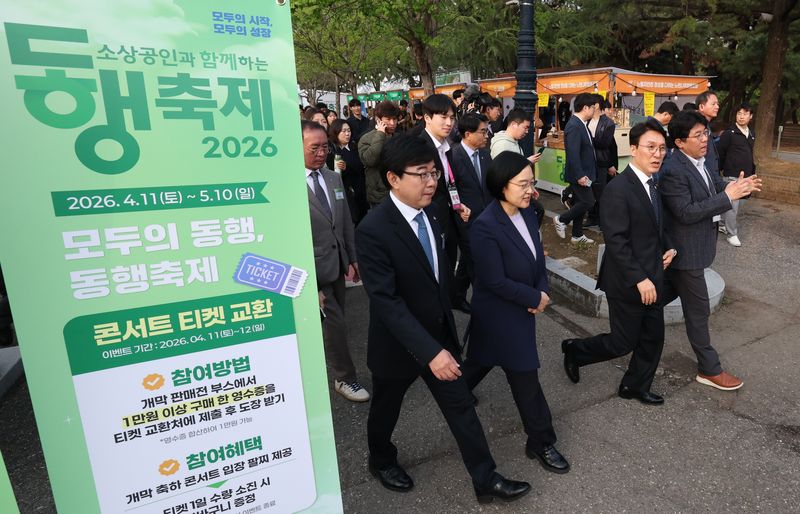 김민석 국무총리와 한성숙 중기부 장관, 인태연 소진공 이사장 등이 11일 전북 전주시 전주실내체육관에서 열린 동행축제 개막식에 참석해 참가 업체 부스 라운딩을 하고 있다. 2026.4.11 ⓒ 뉴스1 전북사진기자단