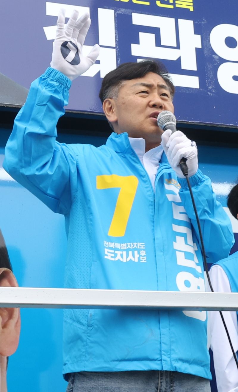 김관영 무소속 전북도지사 후보가 제9회 전국동시지방선거 공식 선거운동 첫날인 21일 전북 전주시 백제대로에서 출근길 시민들에게 지지를 호소하며 인사를 하고 있다. 2026.5.21 ⓒ 뉴스1 유경석 기자