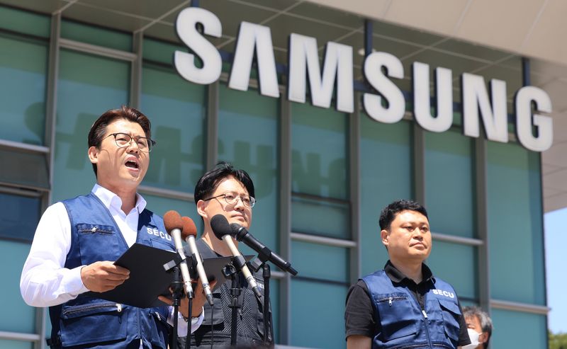 삼성전자 노사 임금협상 잠정합의안 찬반 투표가 시작되는 22일 수원 삼성전자 정문 앞에서 열린 임금교섭 장점협의안 관련 입장발표 기자회견에서 구정한 삼성전자 동행노조 사무국장이 성명서를 발표하고 있다. 2026.5.22 ⓒ 뉴스1 이호윤 기자