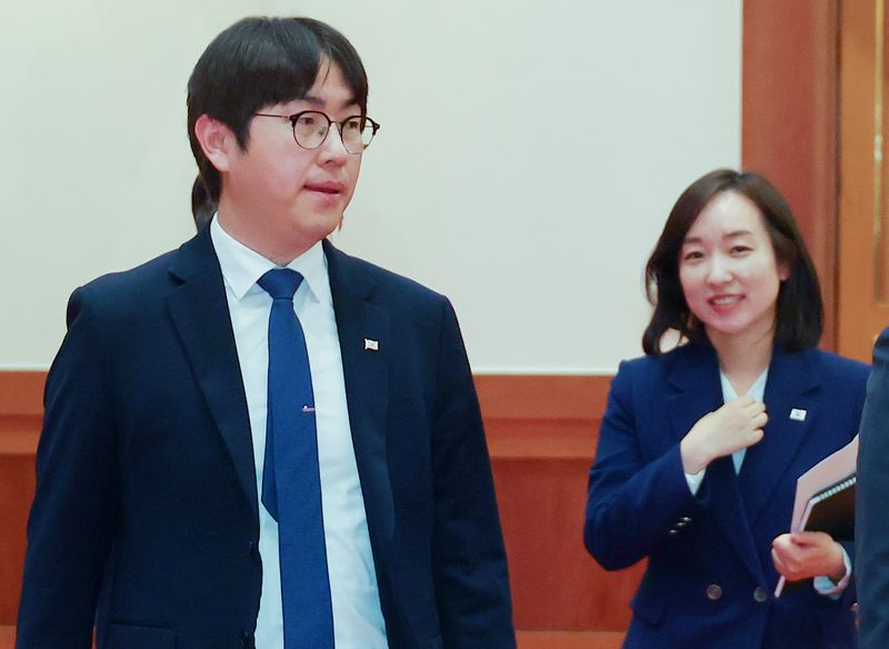 하정우 전 AI 미래기획 수석과 전은수 전 대변인이 27일 청와대에서 이재명 대통령의 데미스 하사비스 구글 딥마인드 공동창업자 겸 대표 접견 일정에 참석하고 있다. (청와대통신사진기자단) 2026.4.27 ⓒ 뉴스1 허경 기자