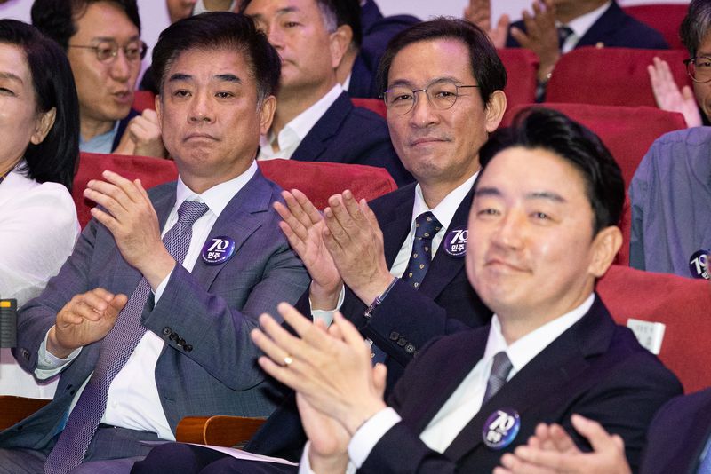 강훈식 대통령 비서실장(오른쪽부터)과 우상호 전 정무수석, 김병욱 전 정무비서관이 19일 서울 여의도 국회 의원회관에서 열린 더불어민주당 창당 70주년 기념식에 참석해 손뼉치고 있다. 2025.9.19 ⓒ 뉴스1 유승관 기자