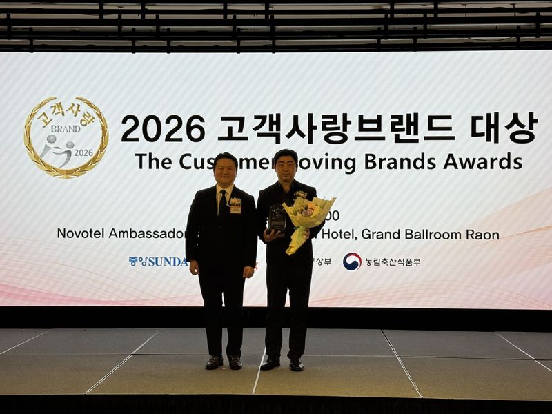 제주특별자치도개발공사가 생산·판매하는 제주삼다수가 ‘2026 고객사랑 브랜드 대상’ 생수 부문 대상을 수상했다. 제주삼다수는 이번 수상으로 11년 연속 고객사랑 브랜드 대상에 이름을 올렸다. 사진=제주특별자치도개발공사 제공